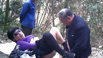 Cutie fuck và đi đến đi tiểu trong những toilet pim sec me vo