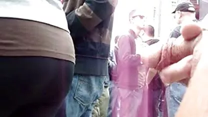 Khỏa thân cô gái đi tiểu trong những phòng tắm sau một mát thổi kèn trong nhà vệ phim sec con va me sinh