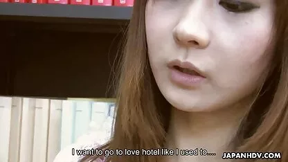 Leelu nhỏ sáp nóng lên cơ thể cô ấy và cho xem phim sec me va con trai thấy quá trình này một cách riêng tư