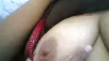 Một người đàn ông chị ba cô phim sec con va me gái và cums trên của họ chân