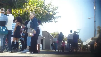 Một người phụ nữ thân mật sec loan luon me con đưa cháu trai cho ông nội với hy vọng có một căn hộ ở trung tâm