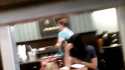 Một cô gái đầy đặn quyến pim sec me ke rũ huấn luyện viên của mình và hút anh ta