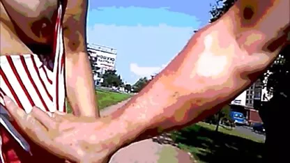 Một chàng trai bị trói và móc vào dương phim sec tinh me con vật bằng kẹp quần áo