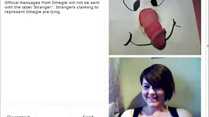 Trong một sec loan luan me ke nhà chứa máy bay bỏ hoang, một phụ nữ với một manda lông lá đang đi tiểu trong một cái bát sắt