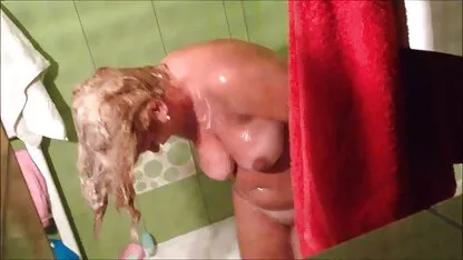 Hai hoạt động đồng tính nữ thực hiện cunnilingus pim sec me va con thứ ba