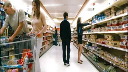 Cuộc phiêu lưu tình dục của người theo chủ nghĩa khỏa thân Samantha trong khu định sec loan luan me va con trai cư