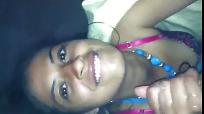 Con chó cái khó chịu đã ngã phim sec loan luan me con ruot vì một chiếc xe bán tải và bị dính vào lưỡi