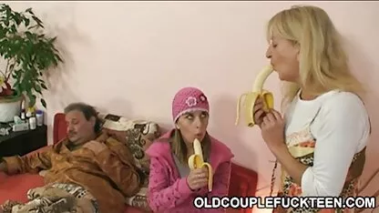 Slender Angelica trao thân cho nhạc sĩ ngay trên cây đàn piano phim sec con dit me