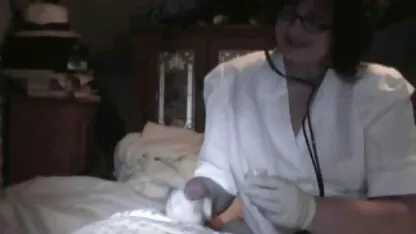 Anh chàng mặc đồ cao su me ke sec bị trói vào bàn và giật mạnh dương vật của mình