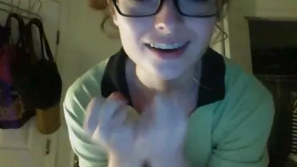 Joanna khoe fim sec loan luan me con chân thon với bộ móng đẹp