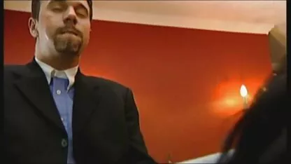 Người phụ nữ cho một phim sec me gia người đàn ông liếm âm đạo đầy lông của mình