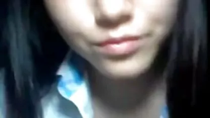 Spectacled Zhanna thực hiện phim sec loan luan me ke một rôm rả thổi kèn trên máy ảnh