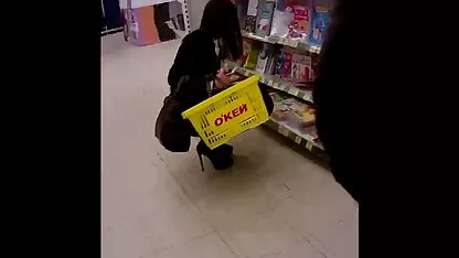 Sexy tóc vàng được fucked qua một khuy áo phim sec me con loan luan xuyên qua một thanh sắt