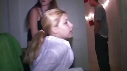 Cô gái tóc vàng ngực phẳng giơ cao sec me con dit nhau sáp nến nóng