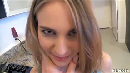 Briton Mary cho thấy cận cảnh của cô ấy L. sec me con dit nhau