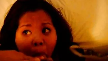 Một người đàn ông đưa một cô gái nhật bản đến một máy bay phản lực cực phim sec me choi con khoái bằng cách vuốt ve cô ấy L.