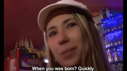 Một người đàn ông quay phim một con gà con bú tinh ranh fim sec me con của mình và mẹ cô ấy nhìn thấy nó