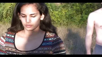 Một chàng trai trẻ không thể cưỡng lại cảnh bạn gái của mình tập xem sec me con thể dục buổi sáng và đụ cô ấy trong âm hộ cạo lông của cô ấy