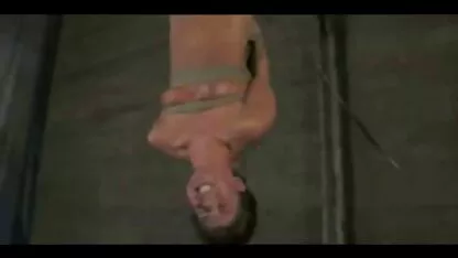 Cô gái trẻ cởi đồ tự phim sec loan luon me va con trai tin tạo dáng trước ống kính