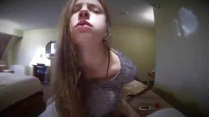 Trong phim sec me va con trai khi mọi người đang ăn trưa, cô gái tóc nâu làm tình với nhân viên trong văn phòng