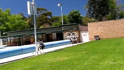 Người phim sec dit me vo phụ nữ trưởng thành hút và dương vật qua một lỗ trên tường