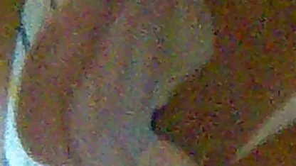 Agnes nằm xuống phim sec luan luan me con một chiếc giường lớn và vuốt ve âm hộ cạo của cô ấy