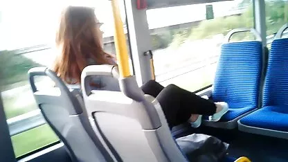 Bạn gái sec loan luan me va con để cho mình được fucked qua một tranny trong đỏ vớ