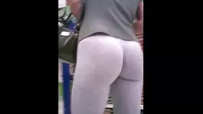 Tinh tế Ả Rập cô bé nhảy trên một dương sec me va con vật