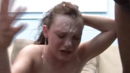 Tóc vàng phục vụ một đám đông các chàng trai phim sec con dit me