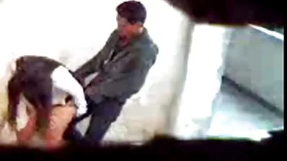 Có kinh nghiệm Blowjobs trong vớ bôi trơn một con cặc lớn xem sec me con bằng kem ngọt ngào và khéo léo hút nó