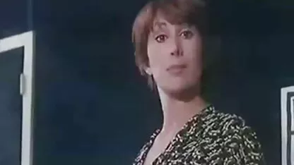 Người phụ nữ tóc đỏ pim sec me va con vò nát bộ ngực nhỏ của mình