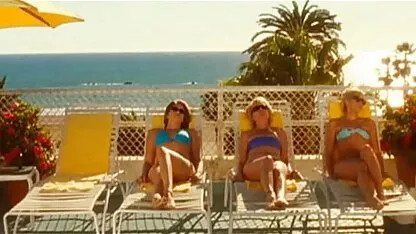 Bạn gái cởi quần áo sec me dit con và đi đến bãi biển