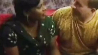 Ngon miệng người mát-xa với một dốc stern giật tắt một tinh ranh đến một pim sec me con khách hàng