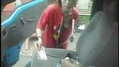 Cô gái đồng hồ tự tin vuốt ve phim sec me gia mình