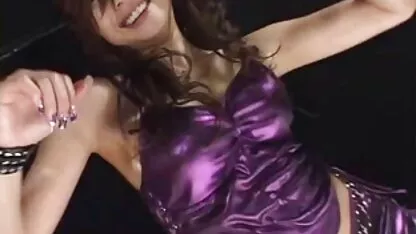 Ba nhà sư đeo mặt nạ nắm chặt phim sec loan luan me vo một nữ tu Latin