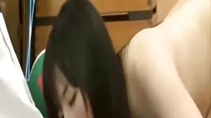 Người phụ nữ xinh đẹp đứng dậy kiểu doggy trước webcam và đưa tay vào đít sec loan luan me ke cô ấy