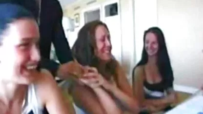 Khiêu dâm thực: cô gái bú phin sec me con dương vật ngoài trời