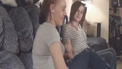 Chàng trai may mắn được hai người đẹp hút hồn phim sec me một lúc