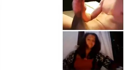 Một con chó cái với đôi chân dài trong phim sec loan luan me va con thiên nhiên vuốt ve một cô gái ướt cạo râu