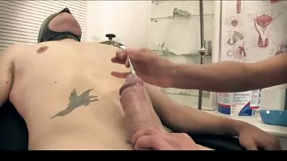 Một cô gái trẻ cho một âm phim sec me con loan luan vật liếm đến một trưởng thành lesbian