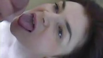 Cô gái gầy không chỉ được một tinh ranh đưa vào âm hộ của xem sec me con cô ấy