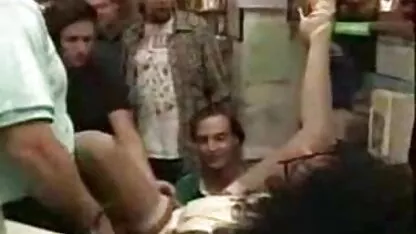 Cô gái đeo kính xem phim sec me va con trai dùng chân giật mạnh cặc của anh chàng