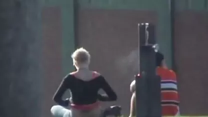 Anh chàng ngắm nhìn sec loan luon me con du khách khỏa thân trên bãi biển