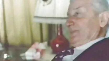 Tóc vàng đánh đòn mình trên các clit và pim sec me con rides một dildo