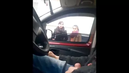 Dùng tay bóp vú bự, em này không quên phim sec me va con re xoa âm vật