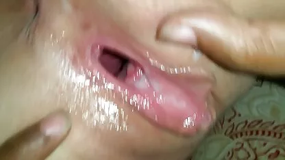 Cô gái đặt hậu môn quả bóng trong đít và vuốt ve âm vật phim sec loan luon me va con trai