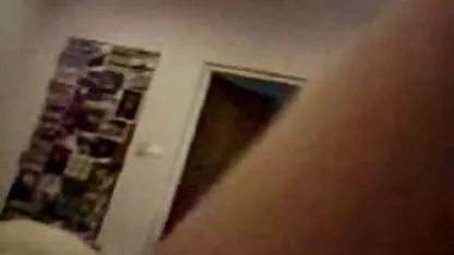 Trong khi vợ đang ngủ, người chồng fucks một con điếm có thể truy cập được trong miệng và âm phim sec loan luan me vo hộ